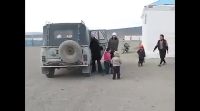 Une voiture transporte tous les élèves d’une école