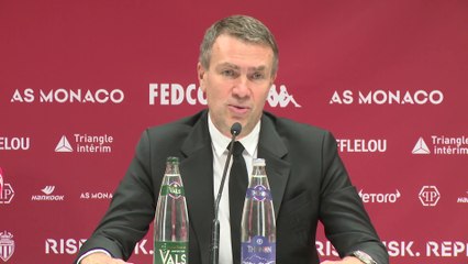 Oleg Petrov tape du poing sur la table pour les joueurs sélectionnés pour les JO