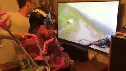 Un père fait le simulateur VTT pour sa fille