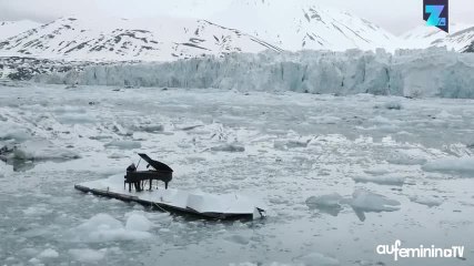 Ludovico Einaudi livre une performance sur la glace !