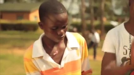 Des enfants chantent l'amour