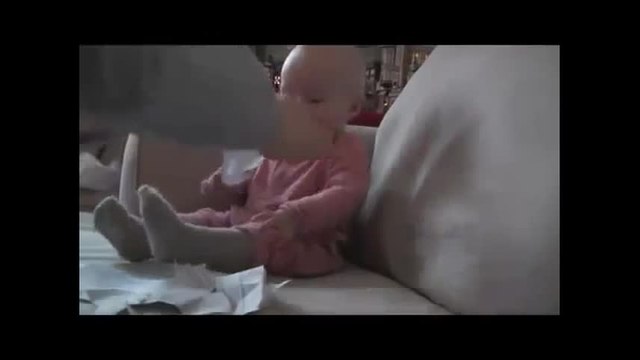 Fou rire entre un bébé et son papa