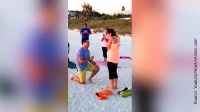 Cette session de Yoga va se transformer en demande en mariage…