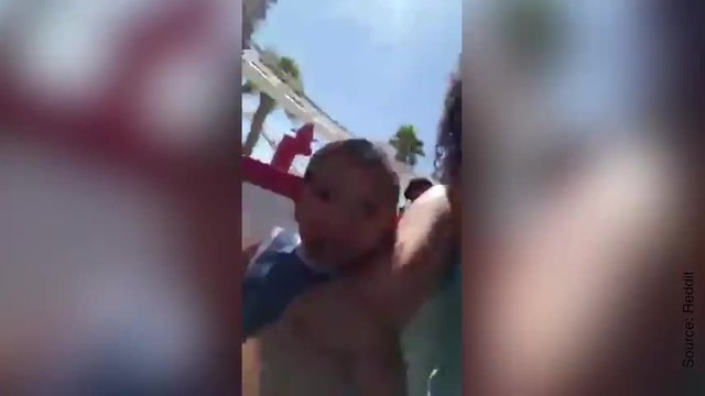 Premier tour de montagnes russes pour ce jeune garçon !