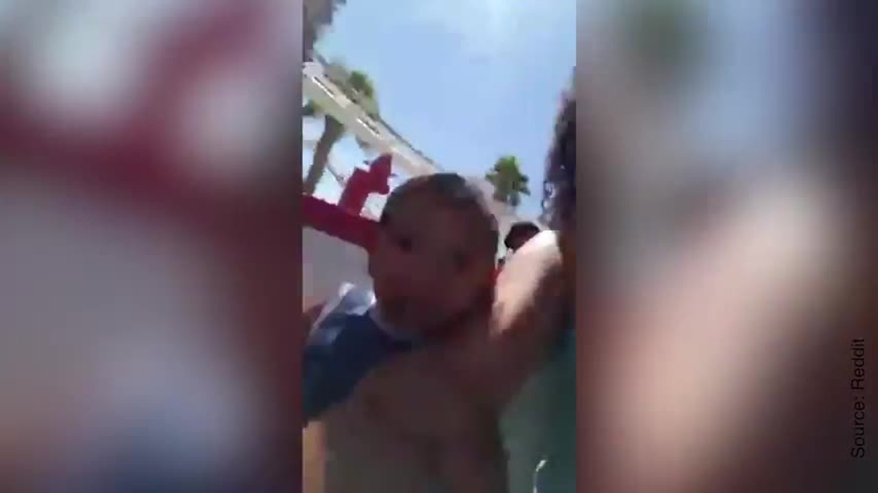 Premier tour de montagnes russes pour ce jeune garçon !