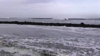 Ils se font surprendre par une vague