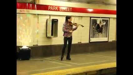 Elle reprend "Chandelier" de Sia au violon