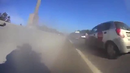 Un motard remonte un bouchon