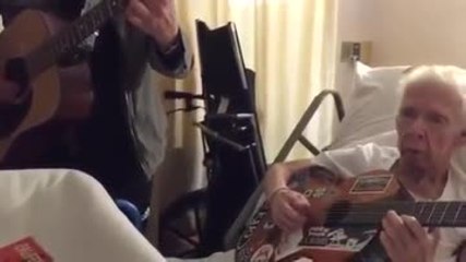 Il joue de la guitare dans son lit d’hôpital