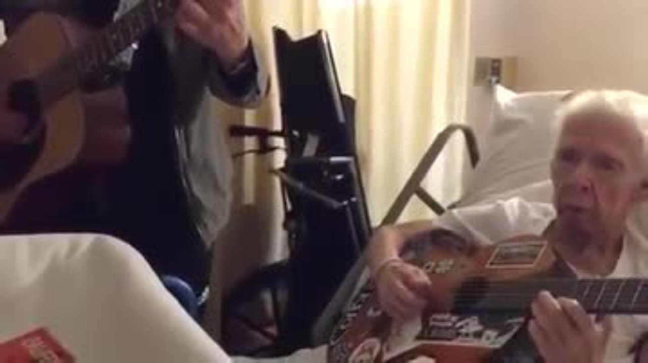Il joue de la guitare dans son lit d’hôpital