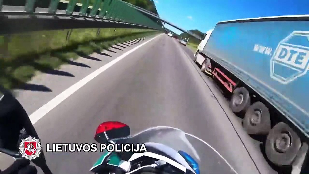 Ce motard de la police lituanienne poursuit un suspect à moto à 200 kmh et ne veut rien lâcher !