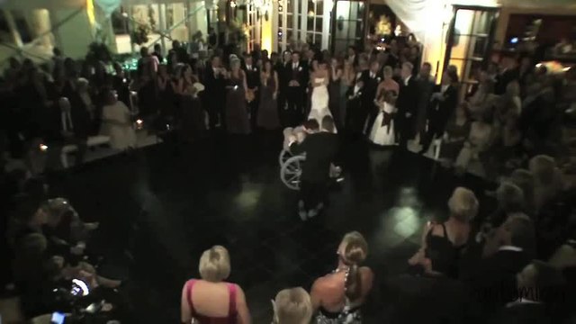 Sa maman a beau être très malade, ce jeune marié a souhaité partager sa première danse avec elle