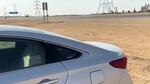 Barra de ferro atravessa carro e por pouco não atinge condutor