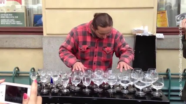Mais que va-t-il faire de tous ces verres