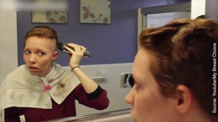 Atteinte d’un cancer, elle se rase la tête devant sa caméra