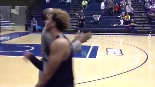 Tout ce qu’on peut dire, c’est que ce coach sait saluer ses joueurs !