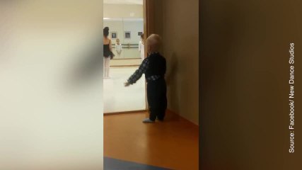 Ce petit garçon fait ses débuts en tant que danseur