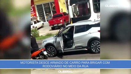 Motorista desce armado de carro para brigar com rodoviário no meio da rua