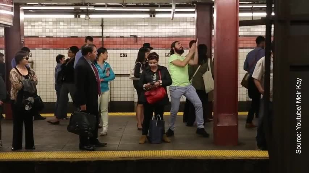 Ce que ce type fait dans le dos des passants est hilarant !