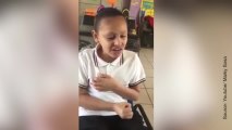 Lorsqu'elle se met à chanter, cette jeune fille oublie son handicap !