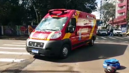 Uma motocicleta e dois carros se envolvem em uma colisão na Rua São Paulo