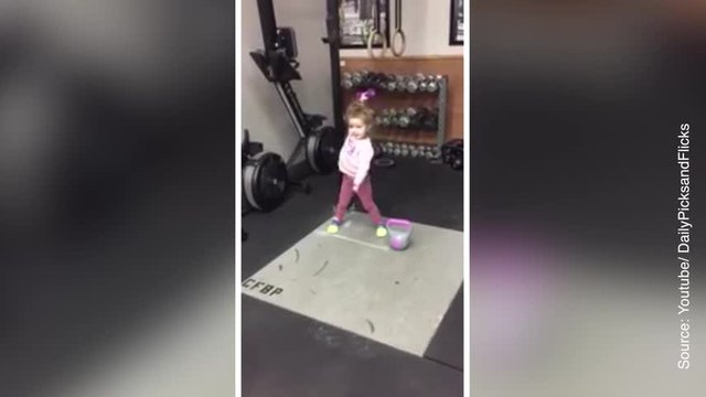 Cette petite adepte du fitness a de quoi nous filer des complexes