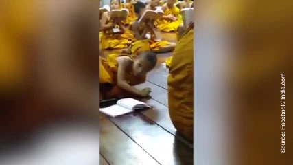 La journée s'annonce longue pour ce petit garçon...