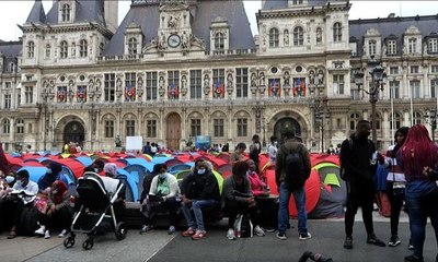 Yüzlerce düzensiz göçmen, Paris'in ortasına çadır kurdu