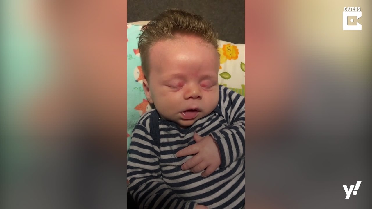 Baby hat von Geburt an volles Haar