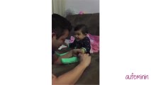 Un papa tente de couper les ongles de son bébé