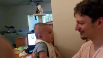 Cet adorable bébé de 3 mois dit je t'aime à son papa