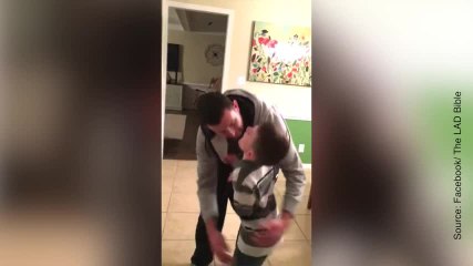 Les retrouvailles émouvantes d'un petit garçon et son papa