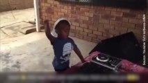 Cet adorable bébé fait de la concurrence aux plus grands DJ !