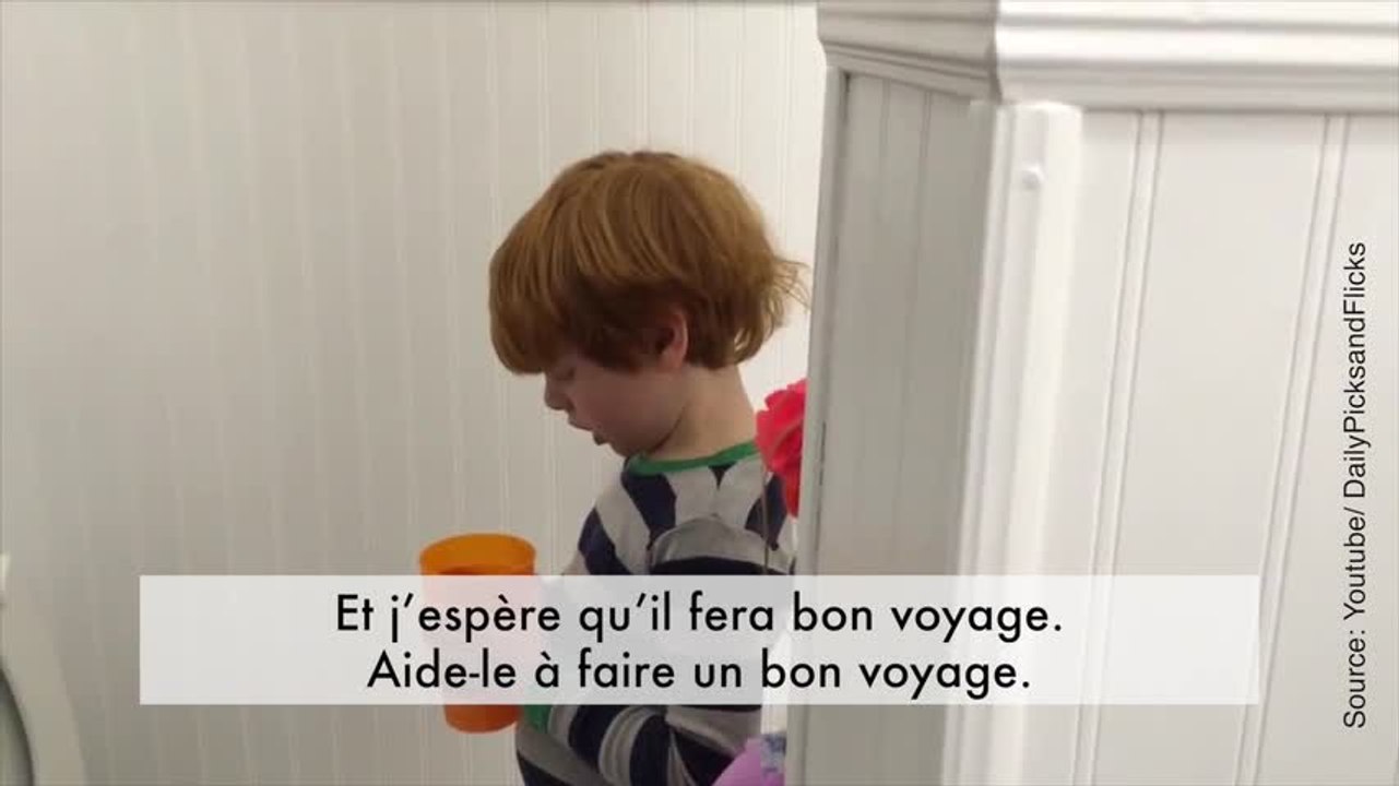 Ce petit garçon dit au revoir à son poisson rouge