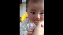 Cet adorable bébé découvre le goût du citron