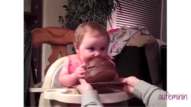Ce bébé goûte du chocolat pour la première fois