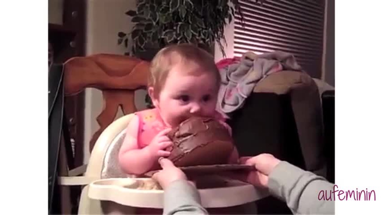 Ce bébé goûte du chocolat pour la première fois