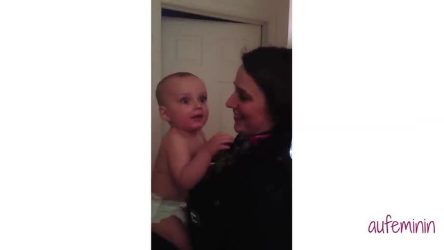 Ce bébé rencontre la sœur jumelle de sa maman et n'en croit pas ses yeux