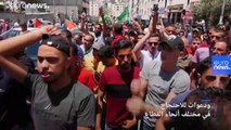 شاهد: تشييع حاشد للناشط الفلسطيني نزار بنات وسط مظاهرات ضد محمود عباس