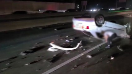 경부고속도로에서 승용차 전복...운전자 1명 부상 / YTN