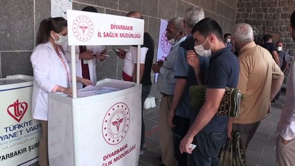 DİYARBAKIR - 3 ayrı mobil aşı noktasında vatandaşlar Kovid-19'a karşı aşılanıyor