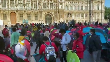 Paris'te göçmen isyanı: 'Acil barınma' talebiyle kamp kurdular