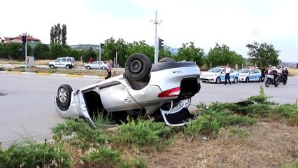 UŞAK - İki otomobil çarpıştı: 3 yaralı