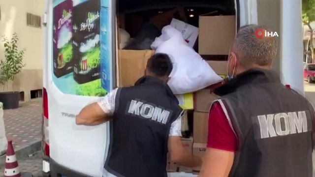 İzmir’de durdurulan kamyonetten tıka basa kaçak ürün ele geçirildi