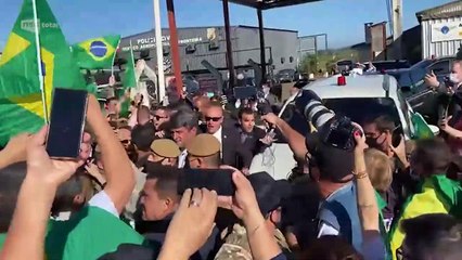 Bolsonaro chega em Chapecó para visita na Arena Condá e motociata