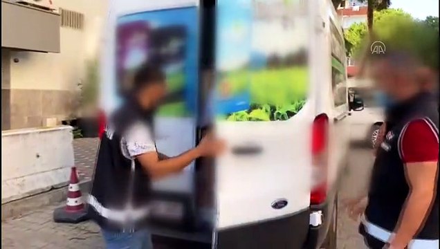 İZMİR - Durdurulan kamyonette makaron, sahte bandrol ve tütün ele geçirildi