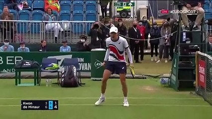 "C'est mythique" : L'équilibriste De Minaur flirte avec le filet et finit par gagner le point