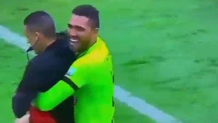 Şampiyonluk sonrası sevinçten ne yapacağını bilemeyen kaleci, hakeme sarıldı