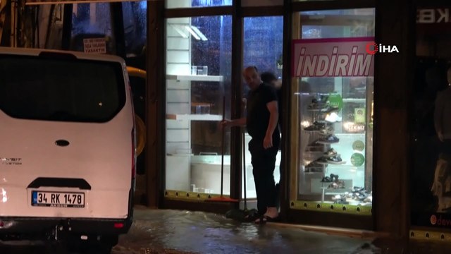 Şiddetli yağış hayatı felç etti: Yollar göle döndü, araçlar mahsur kaldı