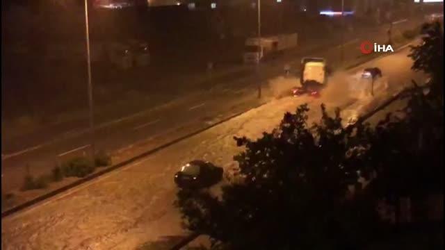Sağanak yağış su baskınlarına neden oldu: Yollar çamur ve taş yığınları ile doldu